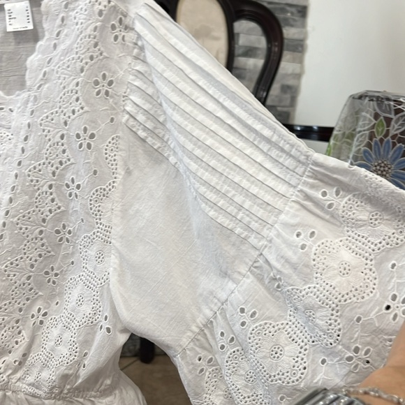 Venus embroidered blouse or crop top it’s a size 2, but it really fits 4 and 6 - Picture 5 of 5